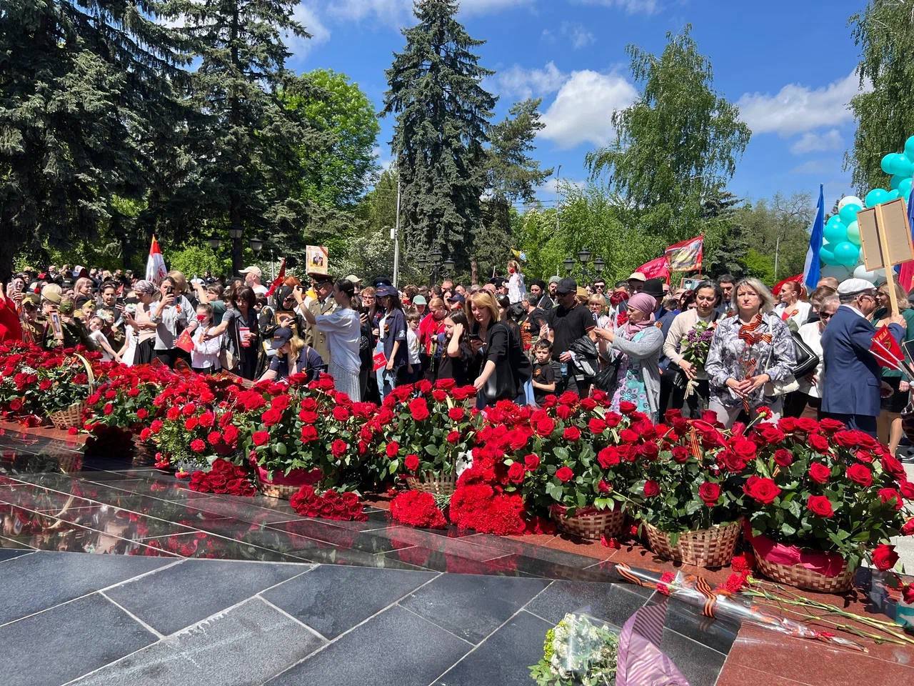 активисты «молодой гвардии» и «волонтерской роты» кабардино-балкарской республики приняли участие в возложении цветов к вечному огню в честь 80‑летия победы  картинки мгер