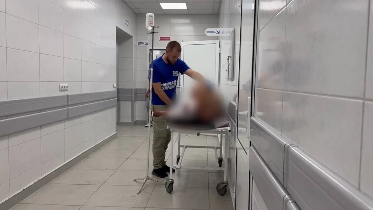 Волонтеры гуманитарной миссии вместе с экстренными службами помогают пострадавшим в результате обстрела ВСУ в Донецке 