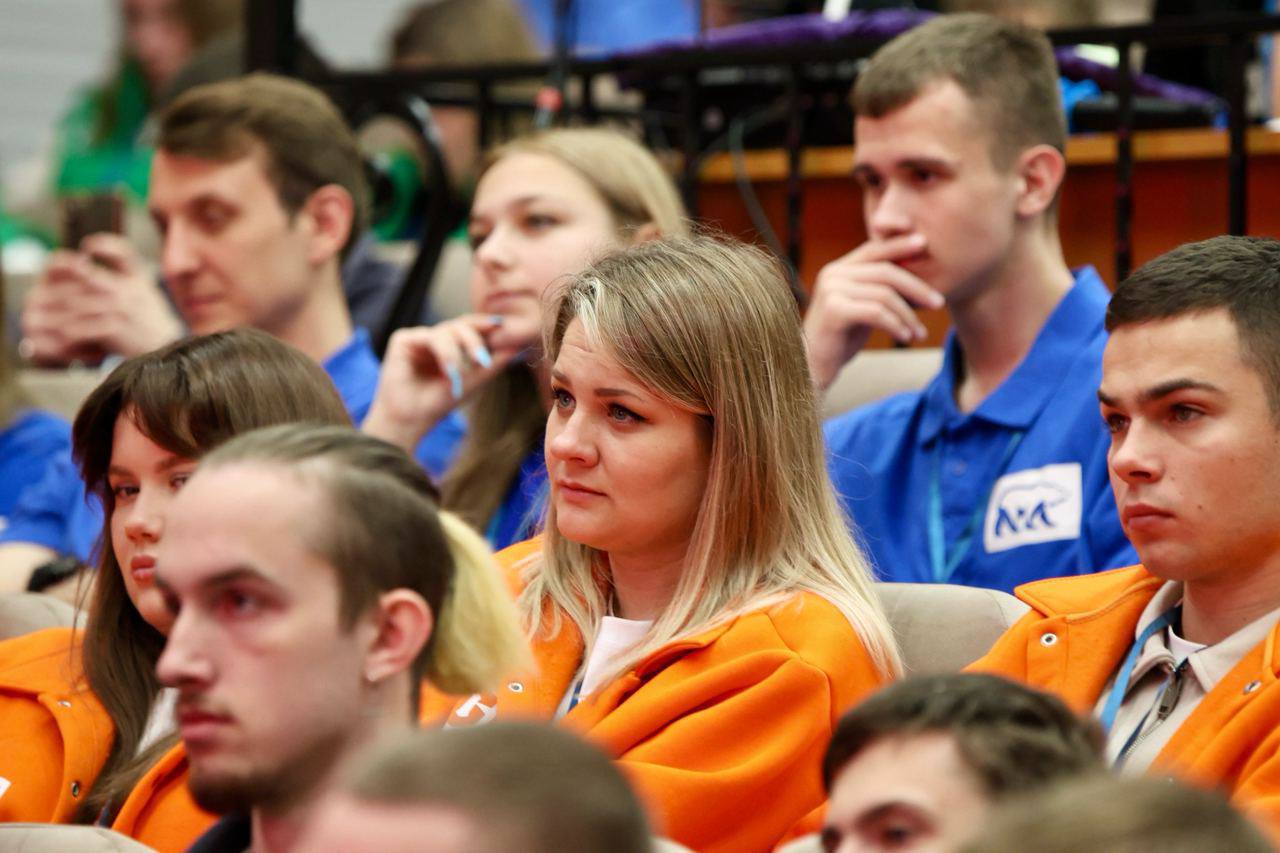 председатель «молодой гвардии» антон демидов и координатор «молодой гвардии» по уральскому федеральному округу владимир сбитнев выступили на форуме молодых работников угольной промышленности  картинки мгер