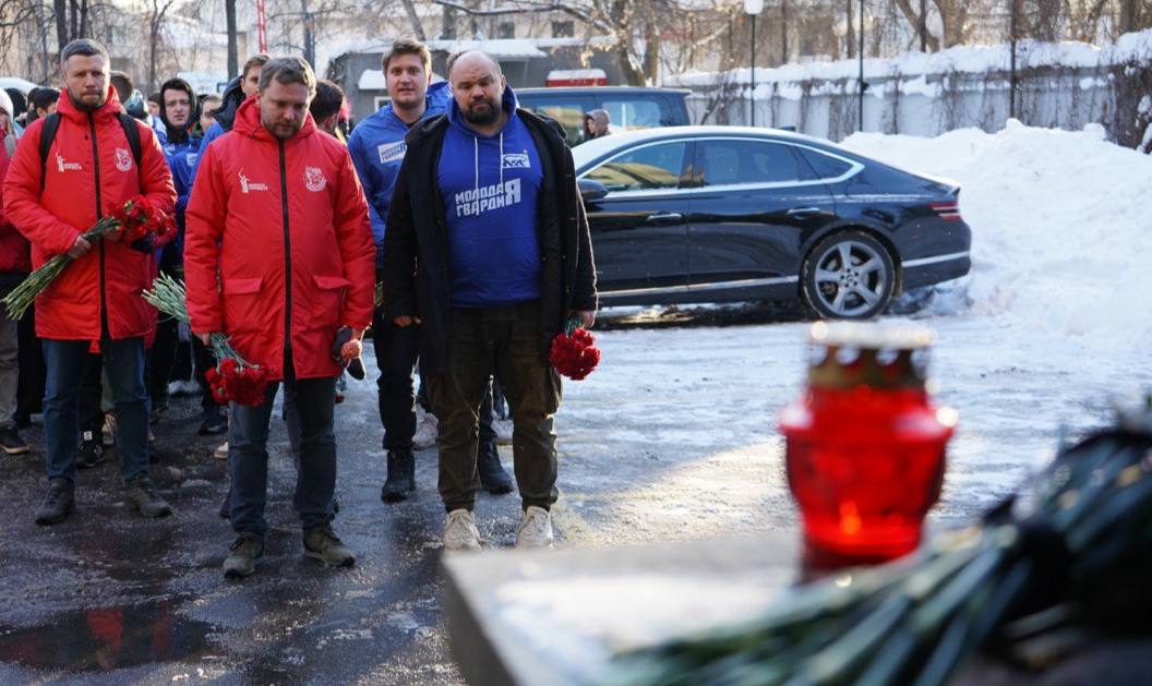 Более 500 активистов «Молодой Гвардии» и «Волонтерской Роты» почтили память погибших при обстрелах в Донецке