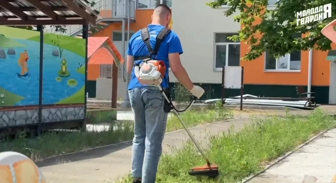 В Мариуполе активисты «Молодой Гвардии» провели субботник на территории детского сада №146