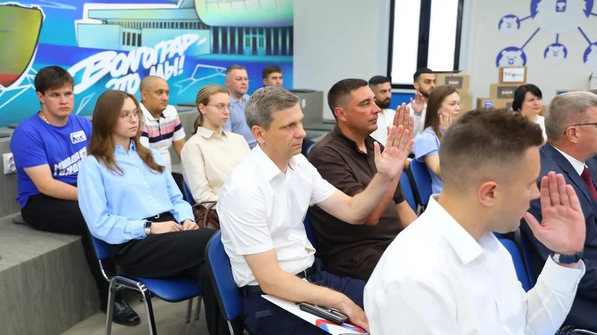молодогвардейцы волгограда получили партийные билеты и помогли в отправке гуманитарной помощи картинки мгер