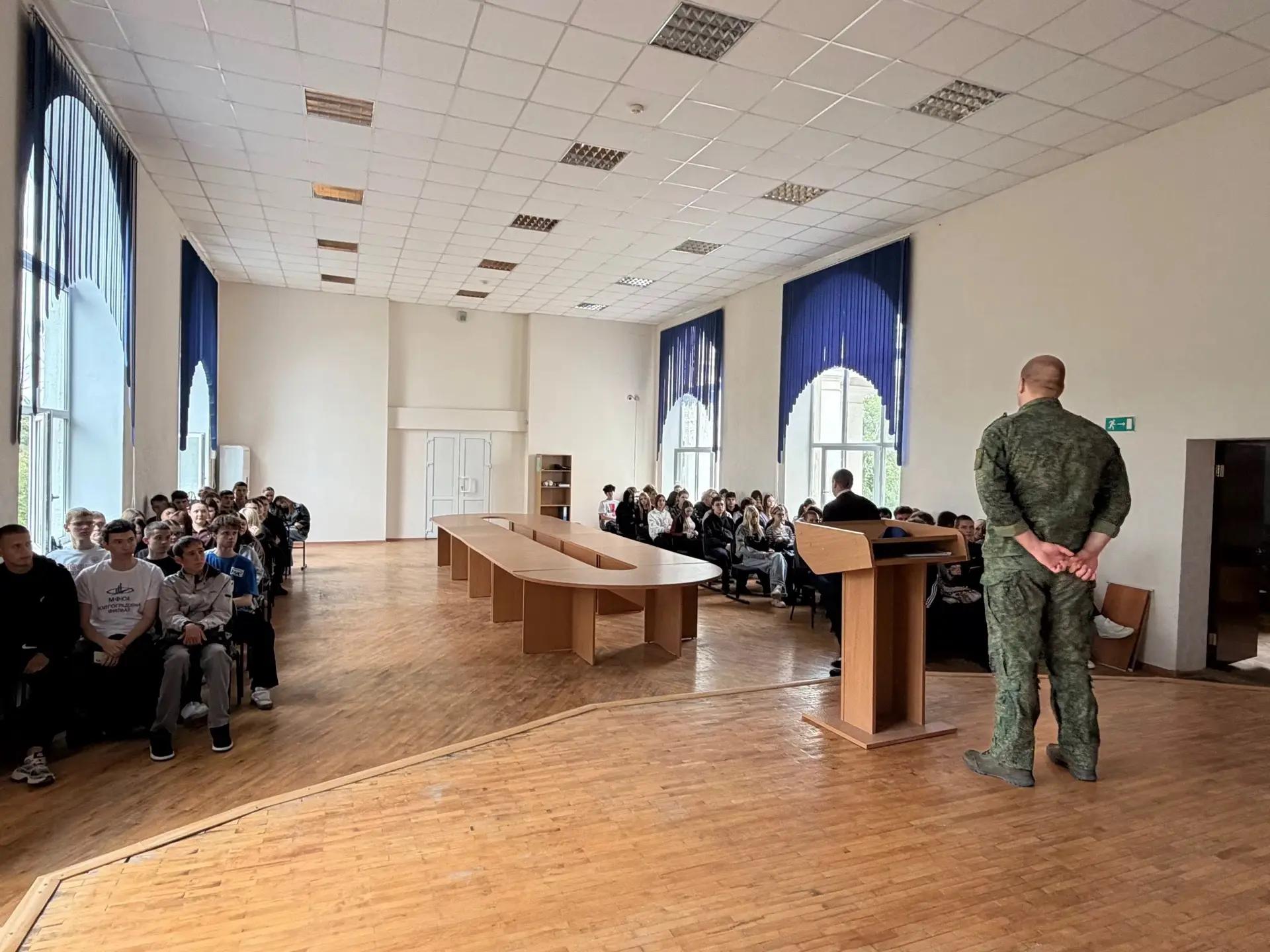 в волгограде молодогвардейцы и студенты встретились с участником специальной военной операции картинки мгер