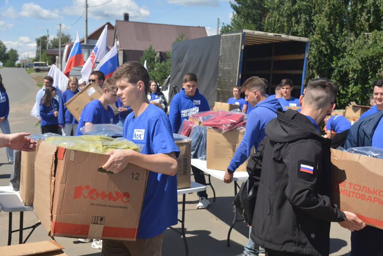 «Молодая Гвардия» отправила в ДНР три автомобиля «Нива» для бойцов СВО и тысячу школьных рюкзаков для детей