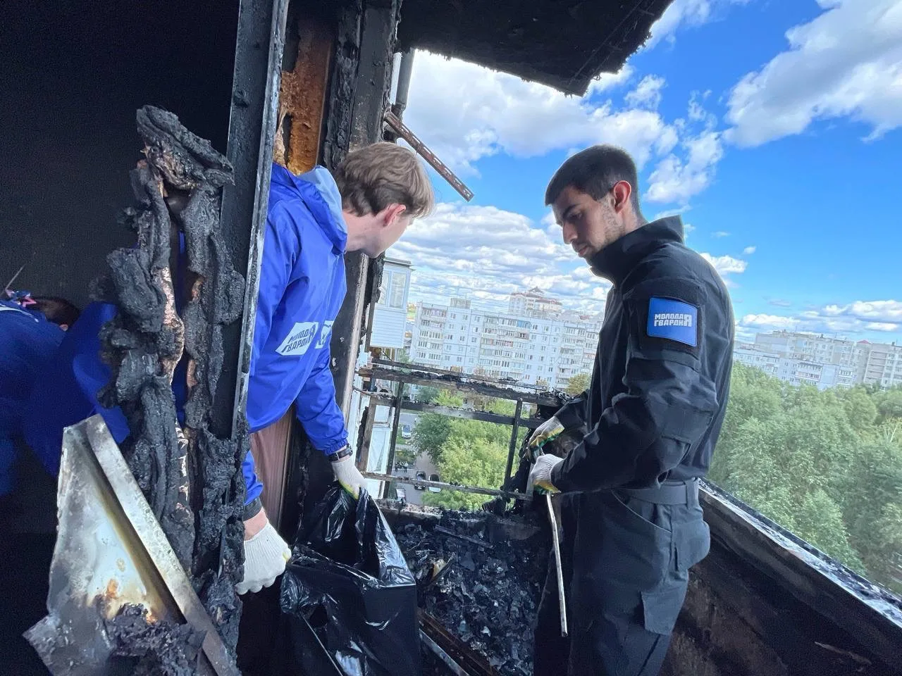 Активисты «Молодой Гвардии Единой России» оказывают помощь жителям Брянска после ракетного удара 
