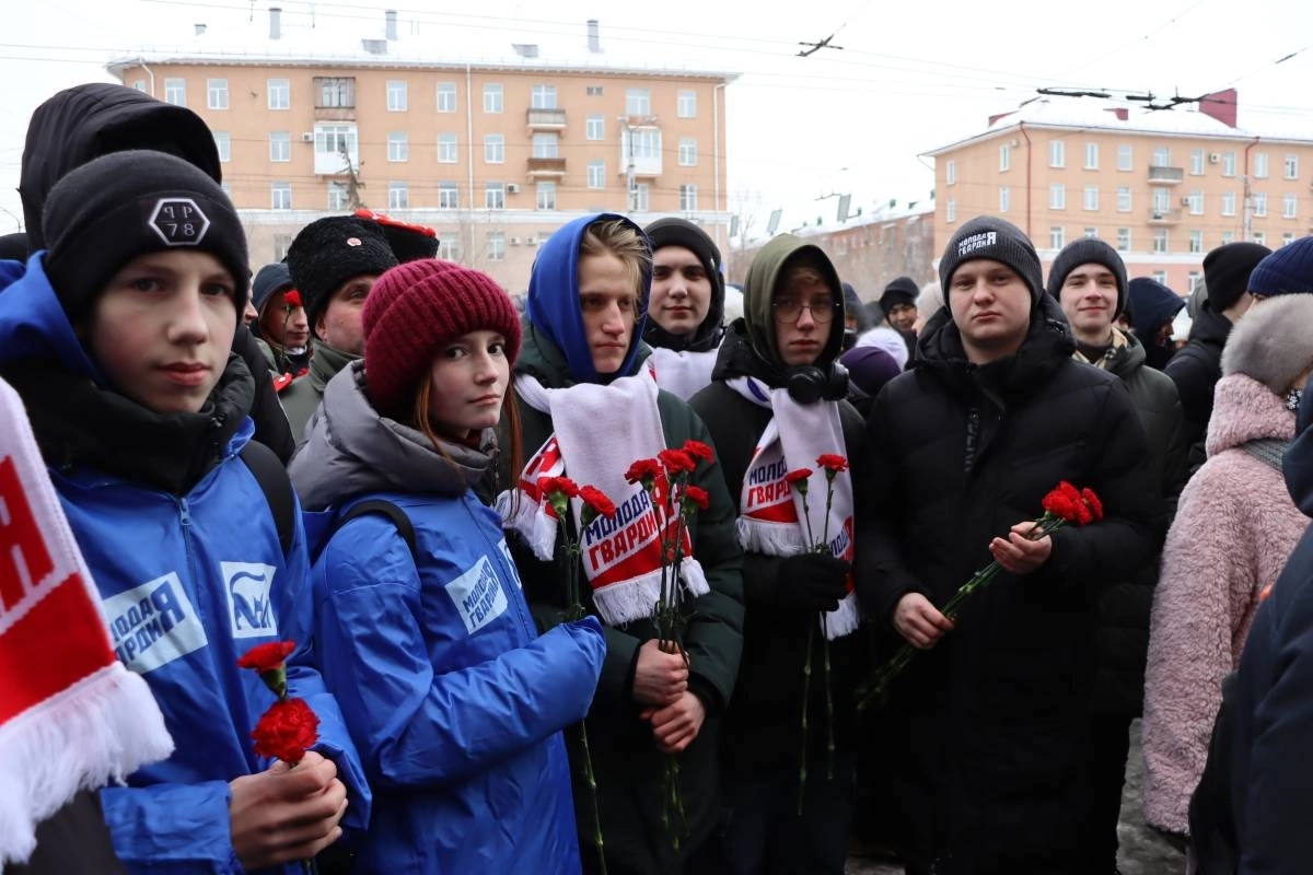 омские молодогвардейцы возложили цветы к памятнику детям блокадного ленинграда картинки мгер