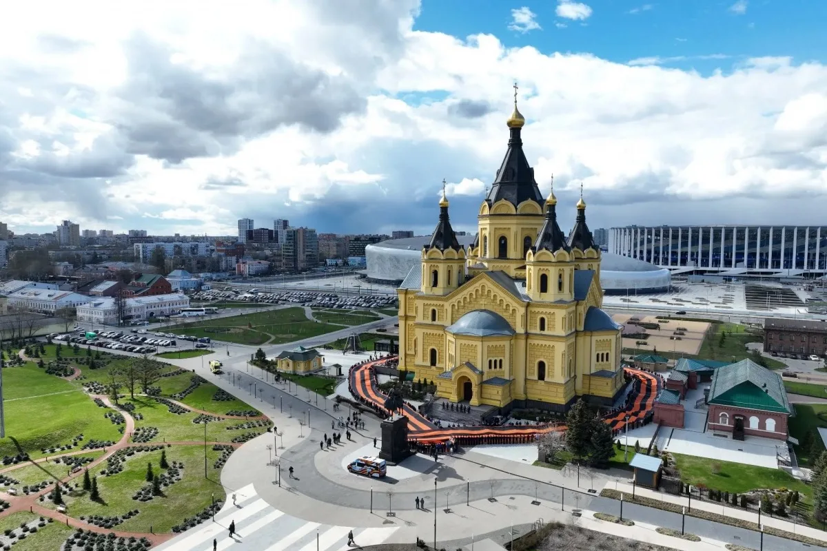 «Единая Россия» и МГЕР развернули 300-метровую Георгиевскую ленту в Нижнем Новгороде
