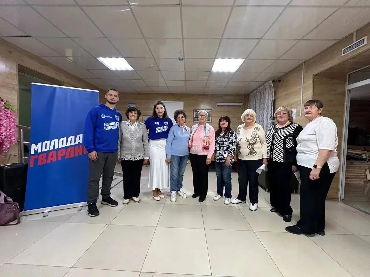 В День пожилого человека молодогвардейцы окружают заботой старшее поколение