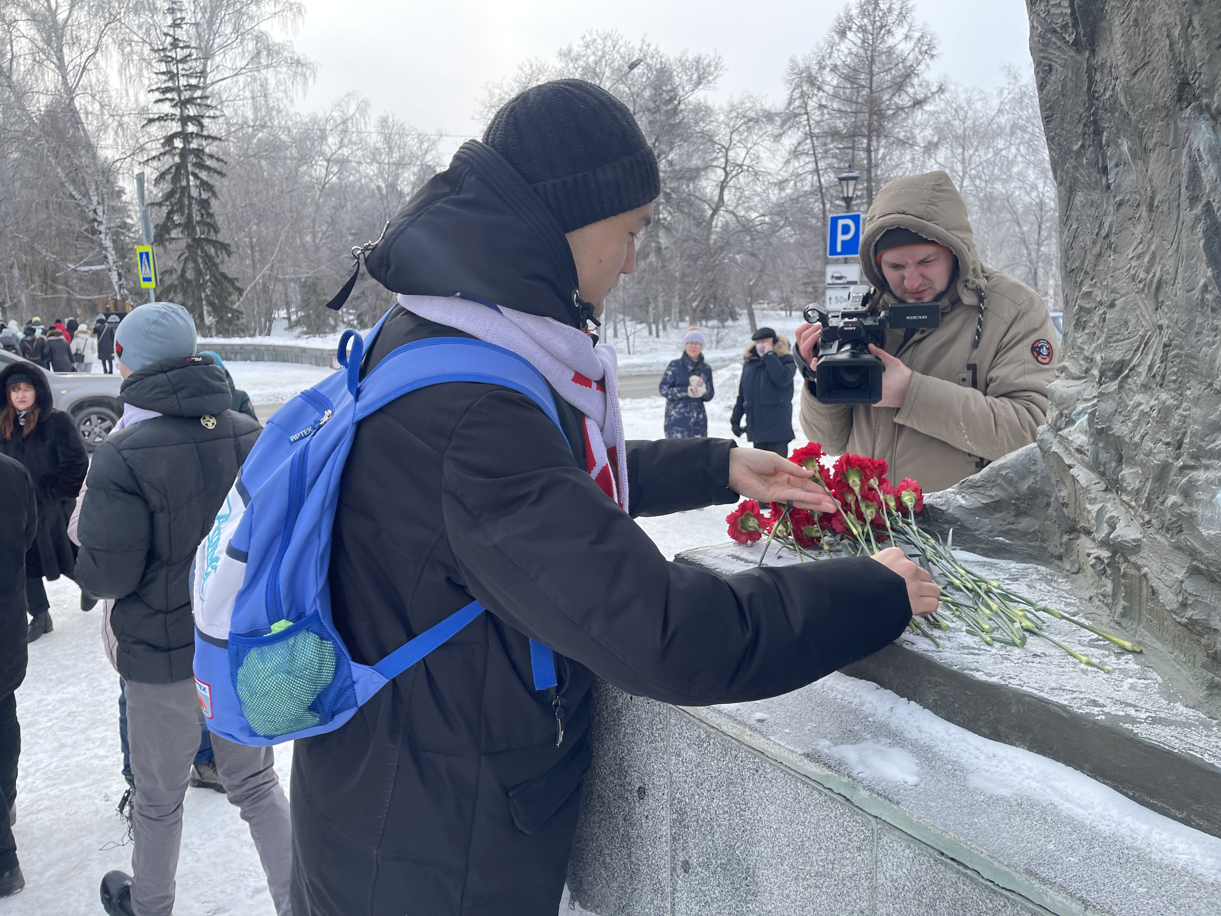 омские молодогвардейцы возложили цветы к памятнику федора михайловича достоевского  картинки мгер
