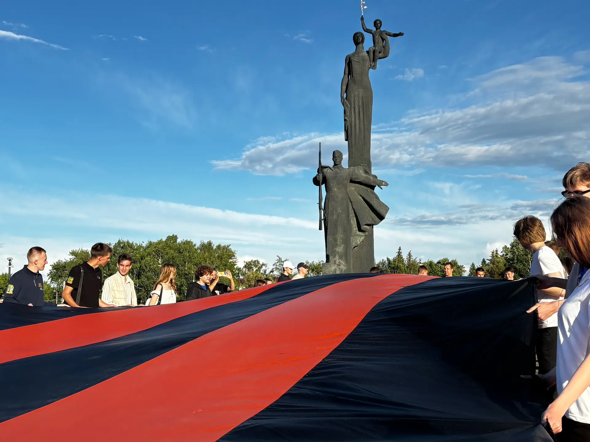 активисты «молодой гвардии» и «волонтерской роты» зажгли «огненные картины войны» в память о подвиге народа картинки мгер