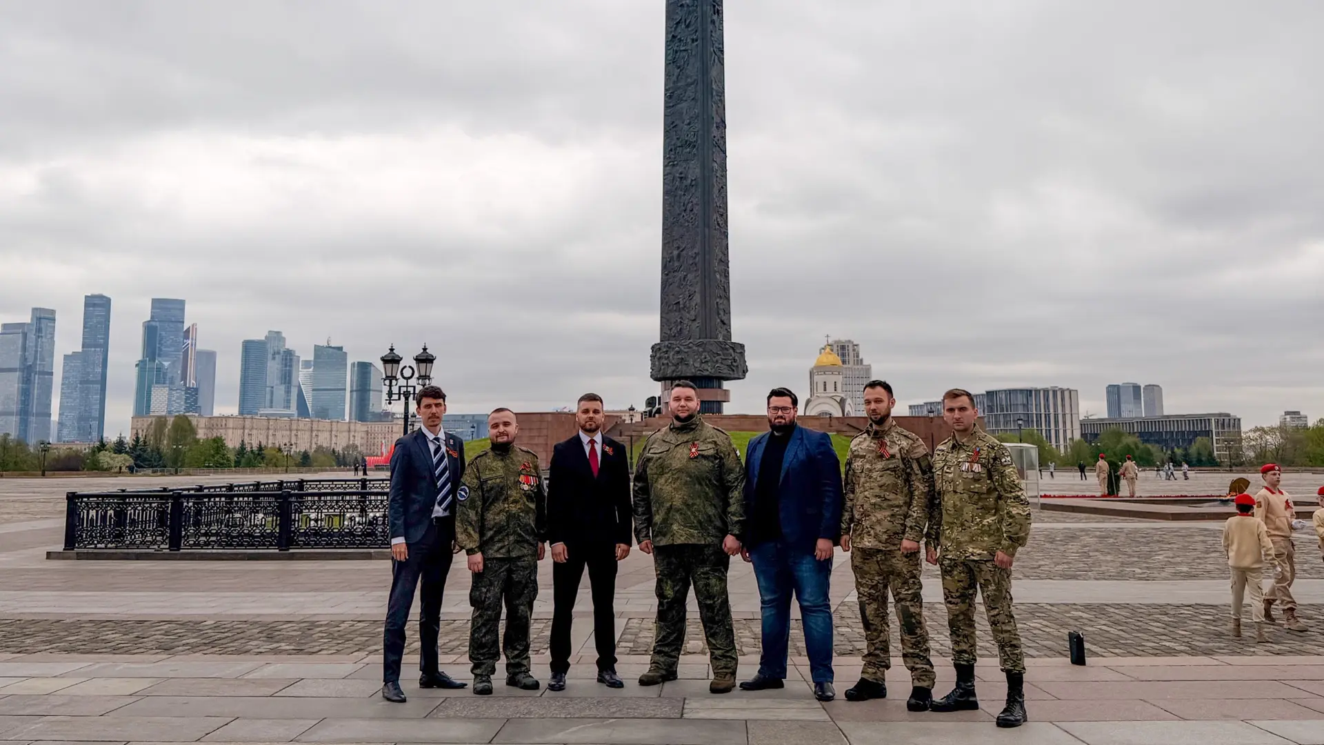 лидер кировских молодогвардейцев илья катаев принял участие в возложении цветов в память о поколении победителей картинки мгер