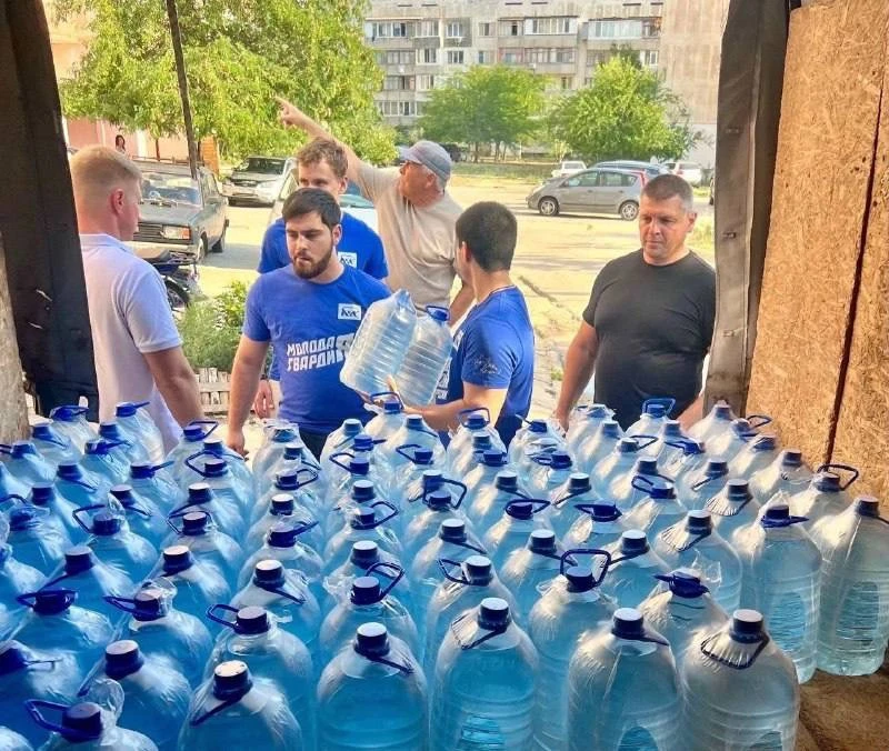 В Крыму активисты «Молодой Гвардии Единой России» помогают местным жителям, столкнувшимся с перебоями водоснабжения