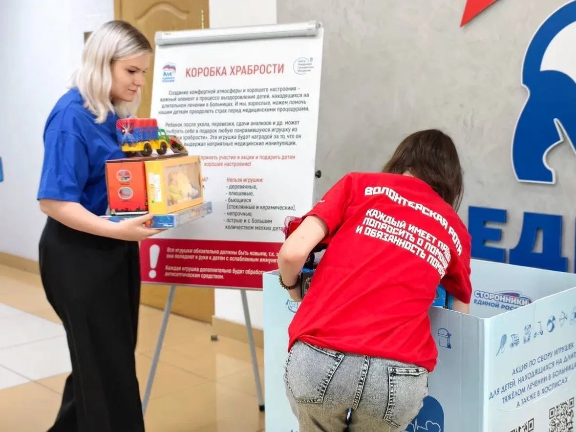 В Пензенской области активисты «Молодой Гвардии», «Волонтерской Роты» и «Единой России» передали «Коробку храбрости» в детскую клиническую больницу