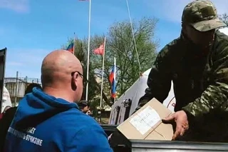 Молодогвардейцы Мариуполя совместно с руководителем представительства Санкт-Петербурга в Мариуполе Олегом Моргуном передали гуманитарную помощь Дагестану 
