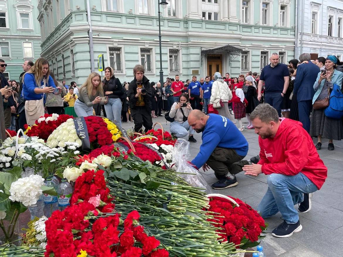 Более 1,5 тысяч активистов «Молодой Гвардии Единой России» и «Волонтерской Роты» почтили память жертв бесланской трагедии