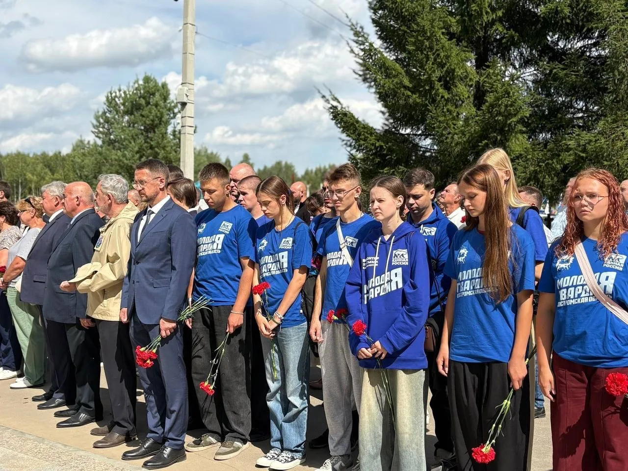 В День памяти костромичей, погибших в боевых действиях, активисты «Молодой Гвардии Единой России» возложили цветы к мемориалу на «Аллее Памяти»