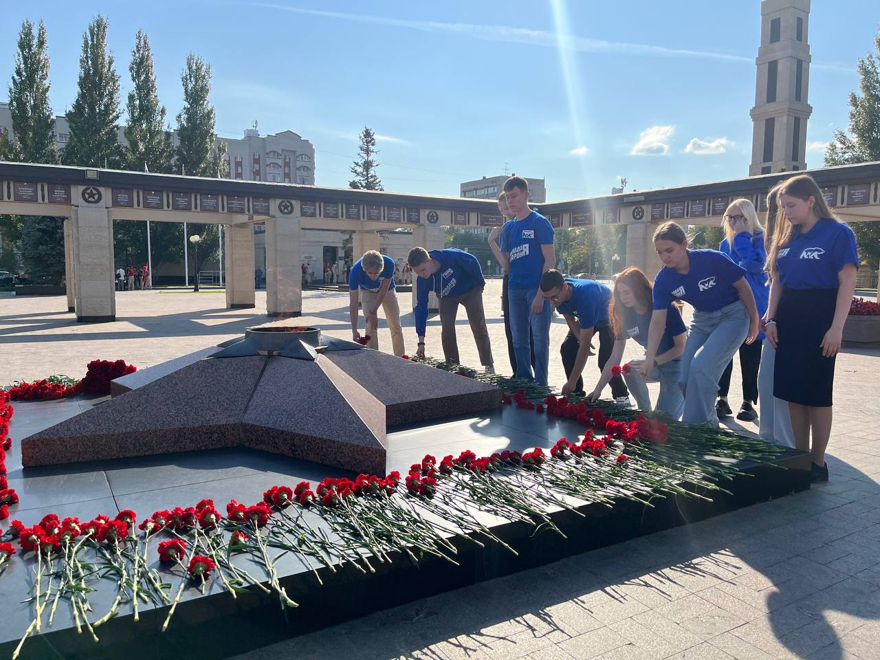  активисты казанского местного отделения возложили цветы к вечному огню в рамках всероссийской эстафеты «россия – страна героев» картинки мгер