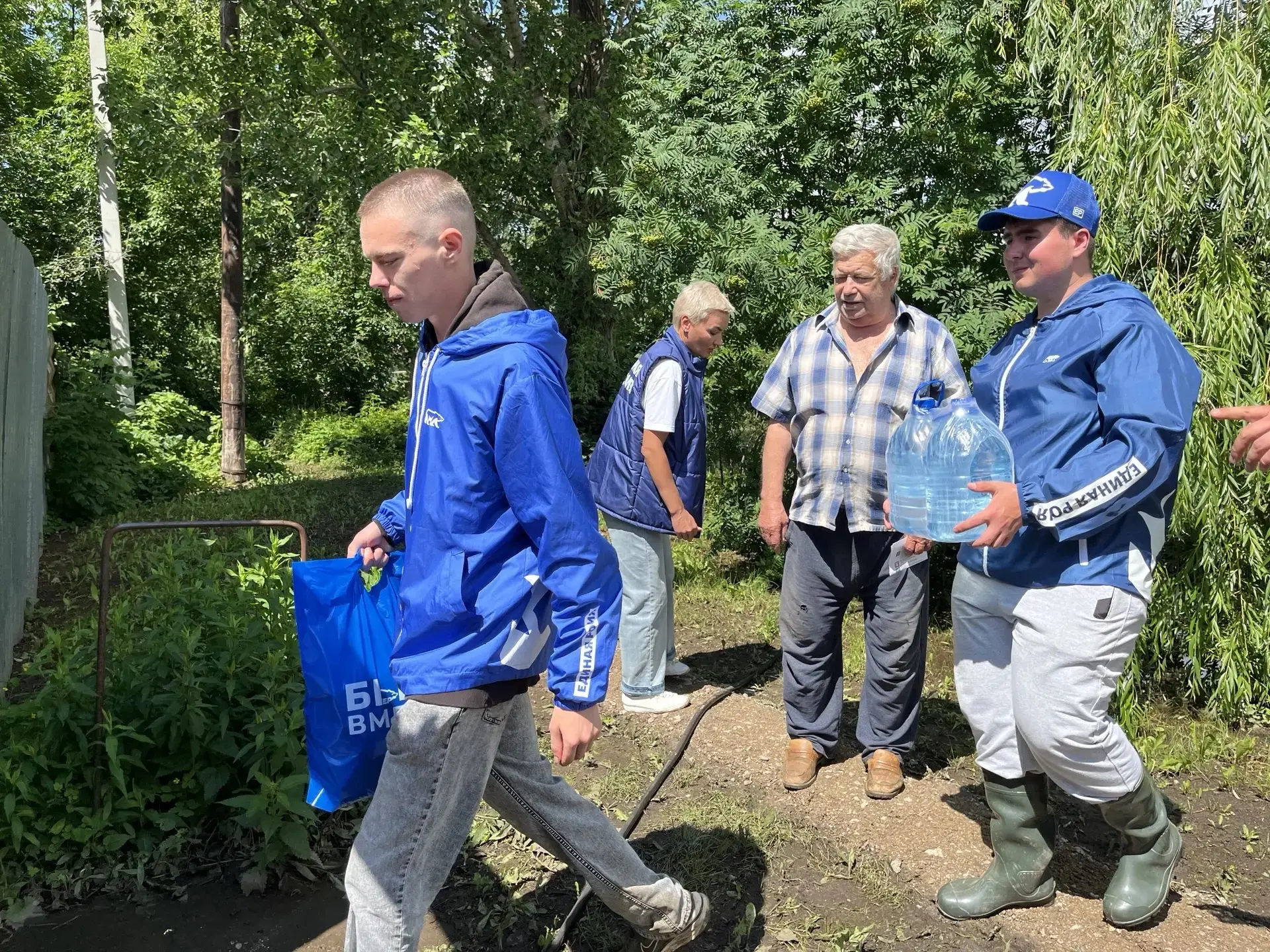 Активисты «Молодой Гвардии Единой России» помогают жителям Бугуруслана Оренбургской области после паводка