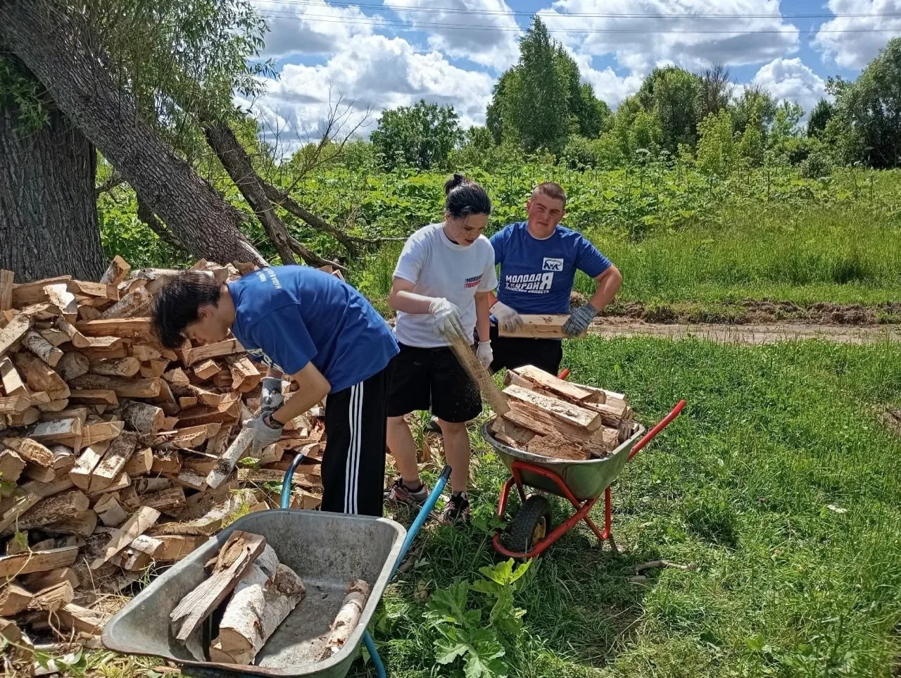 Молодогвардейцы Рязани помогли многодетной семье из села Салтыково 
