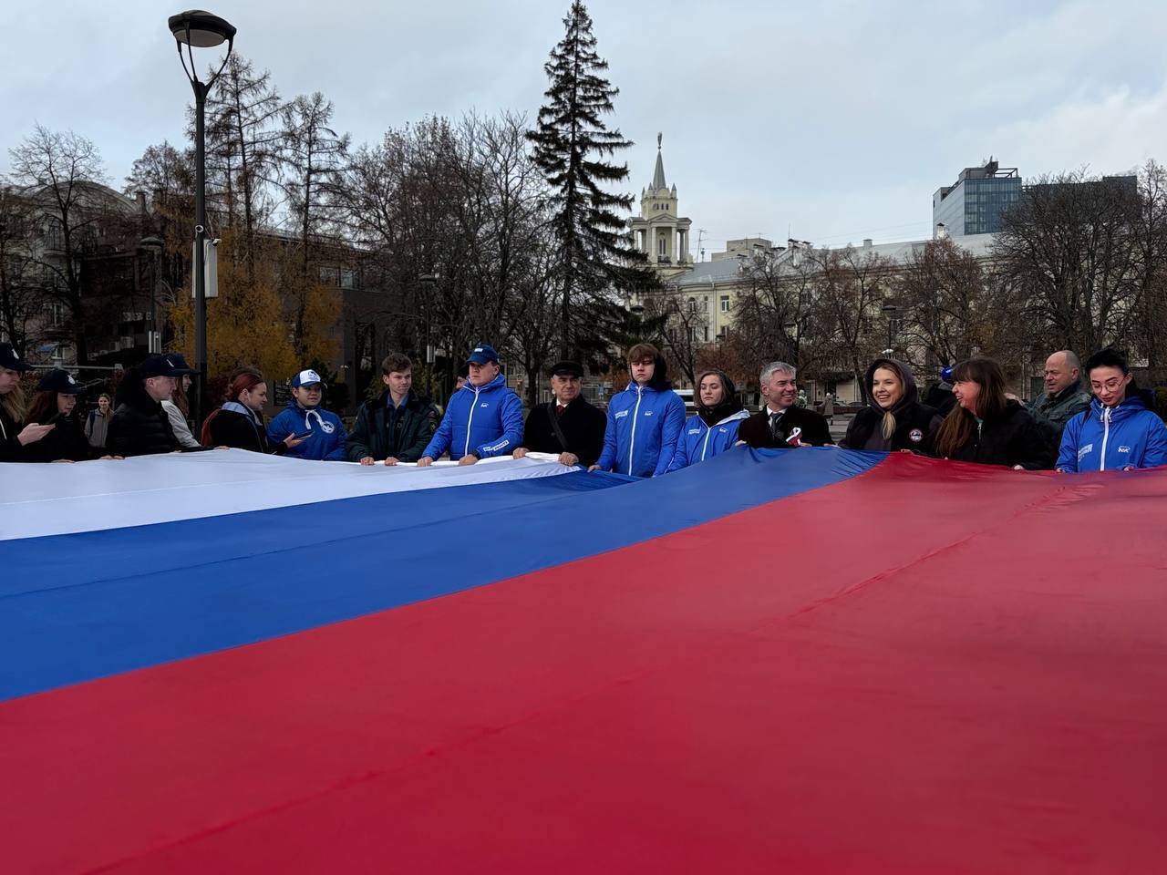 воронежские молодогвардейцы в день народного единства развернули 100-метровый российский триколор картинки мгер
