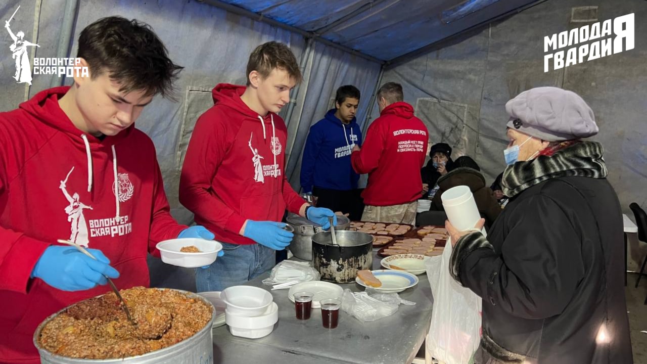 «Молодая Гвардия» и «Волонтерская Рота» организовали полевую кухню в Мариуполе