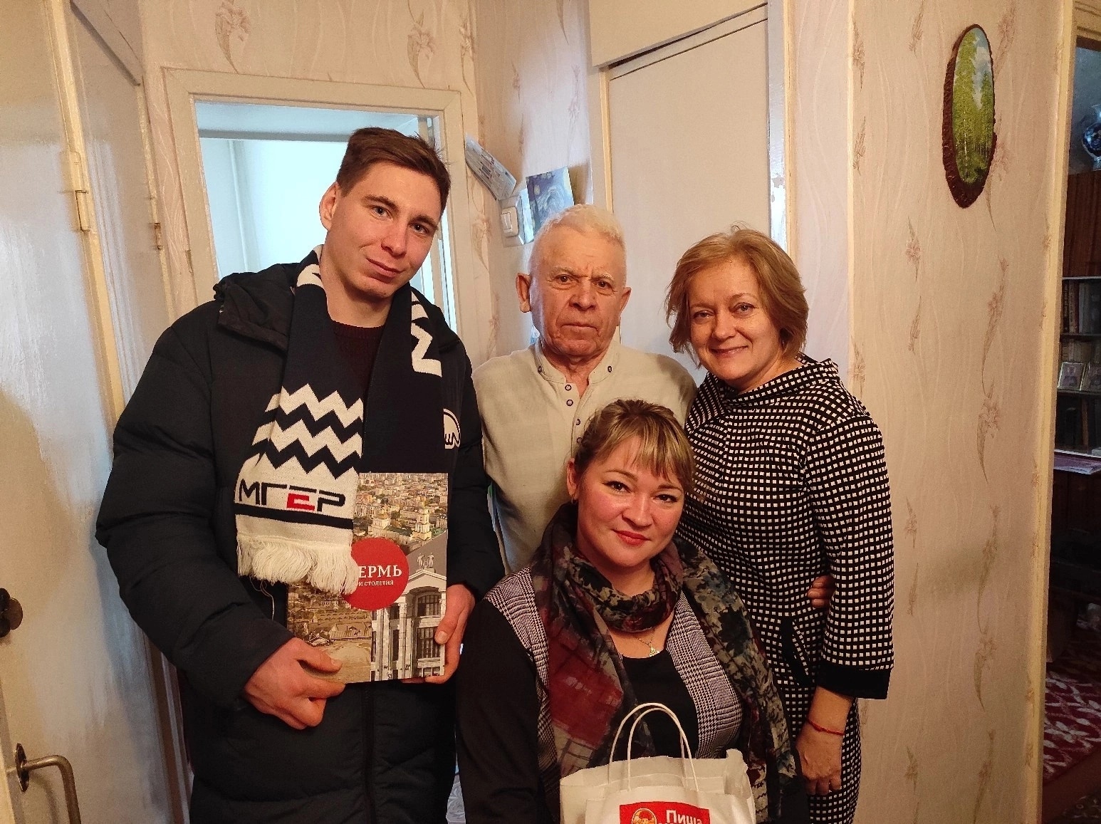 молодогвардейцы подарили подарки ветеранам в честь дня снятия блокады ленинграда картинки мгер