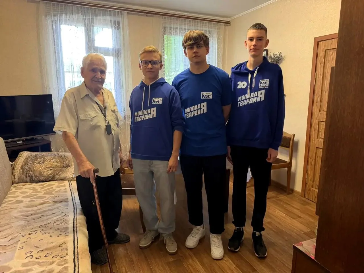 Воронежские молодогвардейцы поздравили со 100-летием ветерана-связиста Ивана Лозко