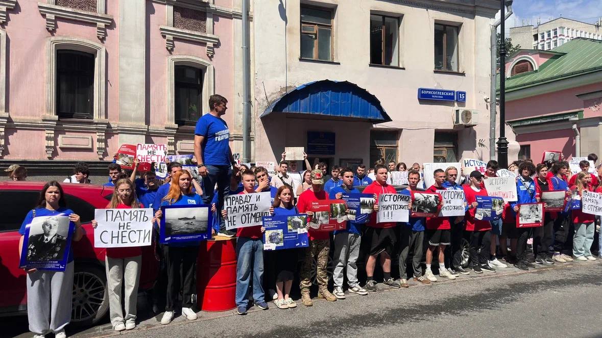 Активисты «Молодой Гвардии» и «Волонтерской Роты» провели митинг у посольства Литвы по случаю 81-й годовщины освобождения Вильнюса 