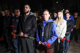 В День памяти детей-жертв войны в Донбассе молодогвардейцы ДНР провели памятную акцию