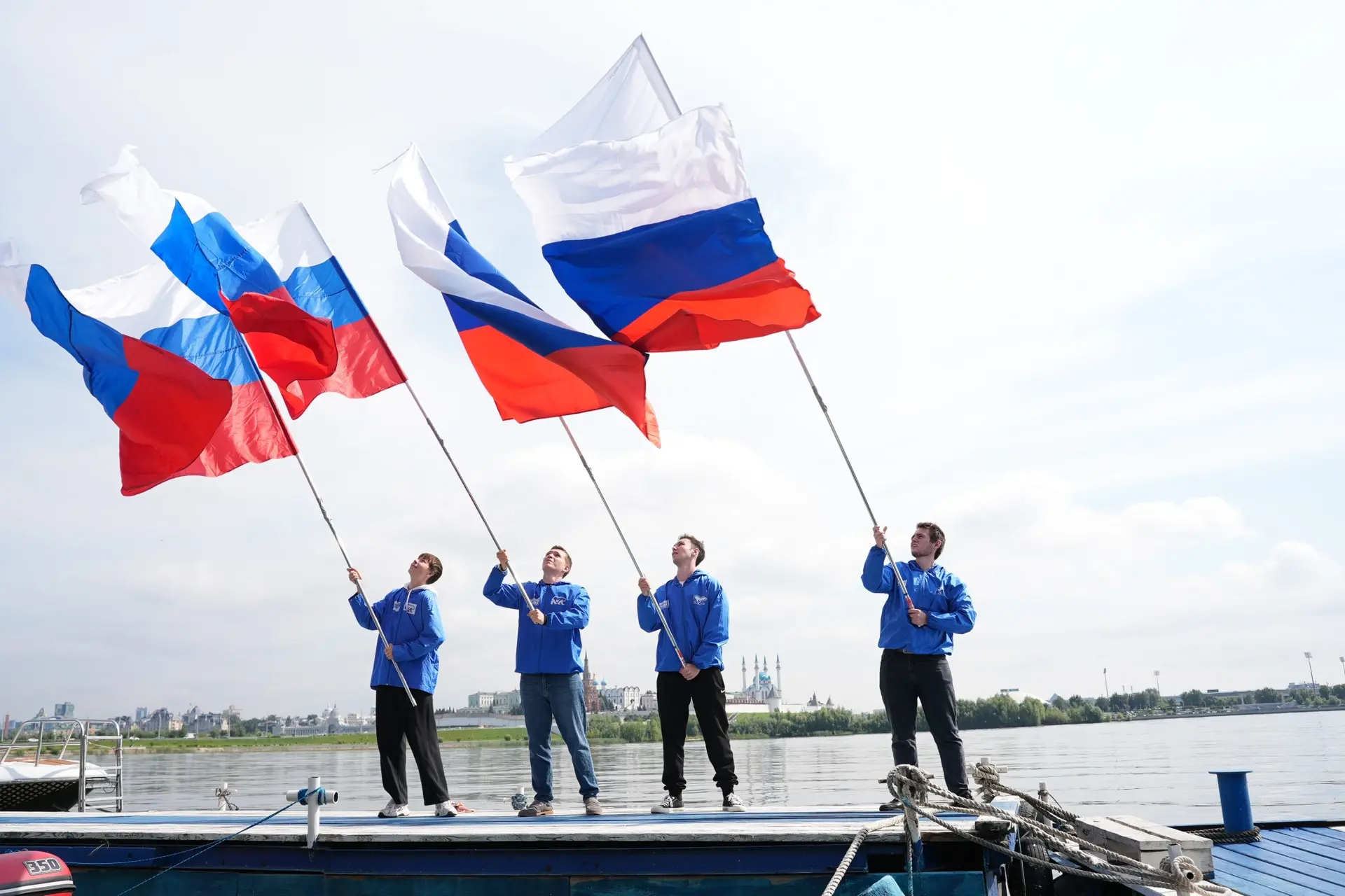 «Молодая Гвардия Единой России» проводит по всей стране праздничные мероприятия ко Дню Государственного флага