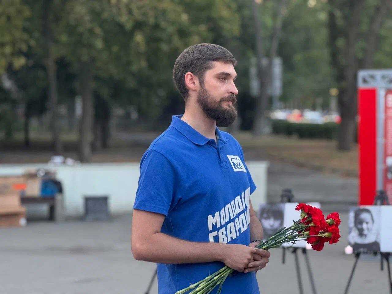 в день памяти детей-жертв войны в донбассе активисты «молодой гвардии» и «волонтерской роты» ростовской области почтили память погибших картинки мгер