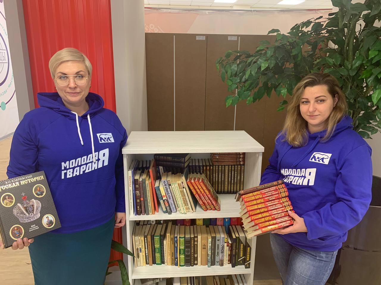 молодгвардейцы мурманской области организовали сбор книг для школьных библиотек лднр, запорожской и херсонской областей картинки мгер