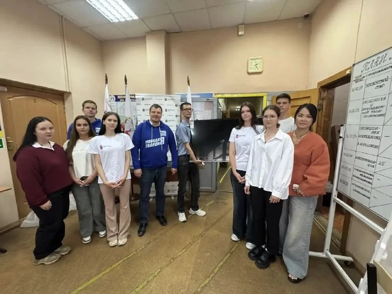В Нижнем Новгороде активисты «Молодой Гвардии Единой России» подарили телевизор студентам техникума