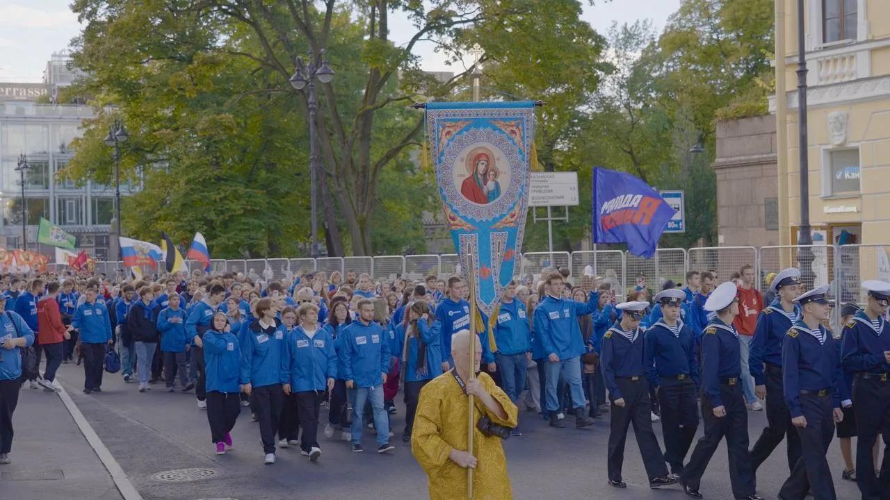 Молодогвардейцы Санкт-Петербурга приняли участие в крестном ходе в честь Александра Невского
