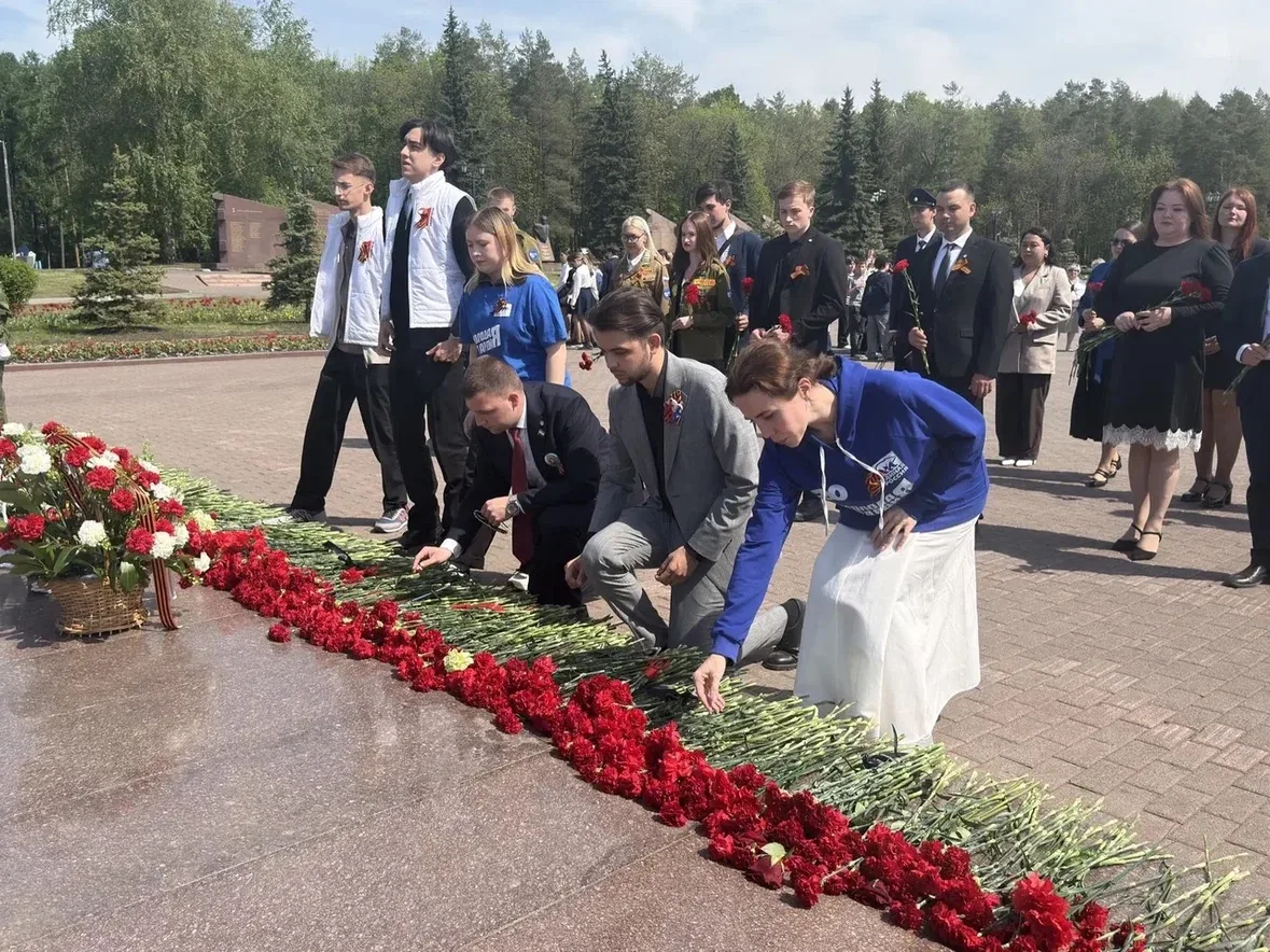 «молодая гвардия» башкортостана приняла участие в возложении цветов в парке победы картинки мгер