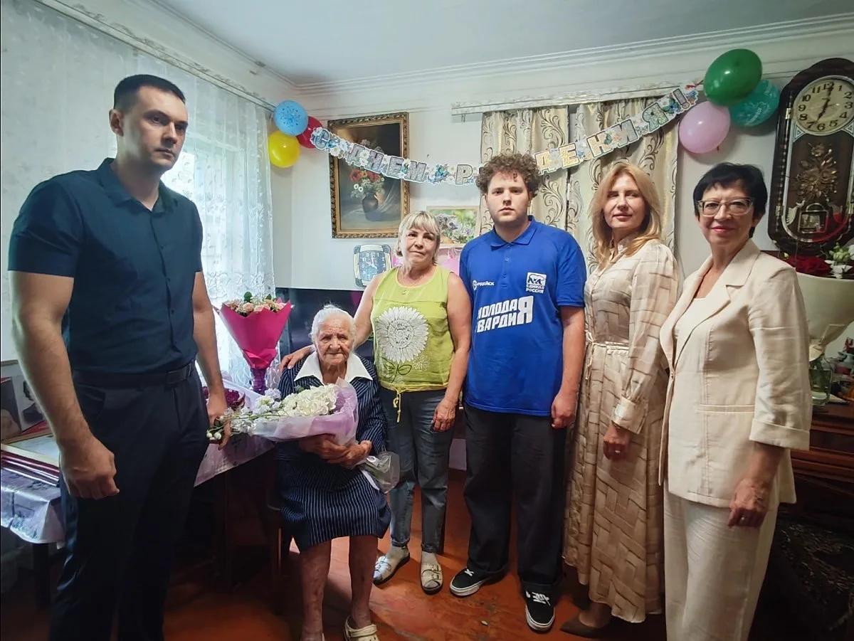 Молодогвардейцы Волгограда поздравили ветерана Великой Отечественной войны Любовь Ивановну Ткачёву со 100-летним юбилеем