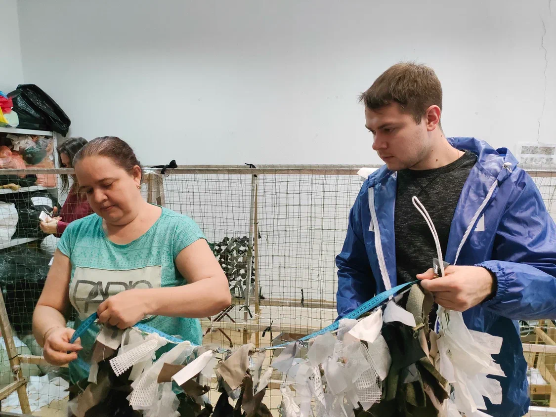 воронежские молодогвардейцы помогли с плетением маскировочных сетей для участников сво картинки мгер