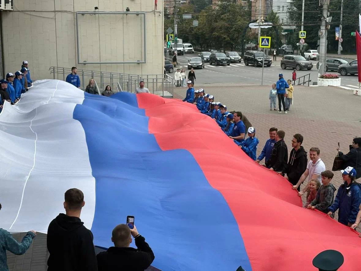 калужские активисты «молодой гвардии» развернули 50-метровый российский триколор в день государственного флага российской федерации картинки мгер